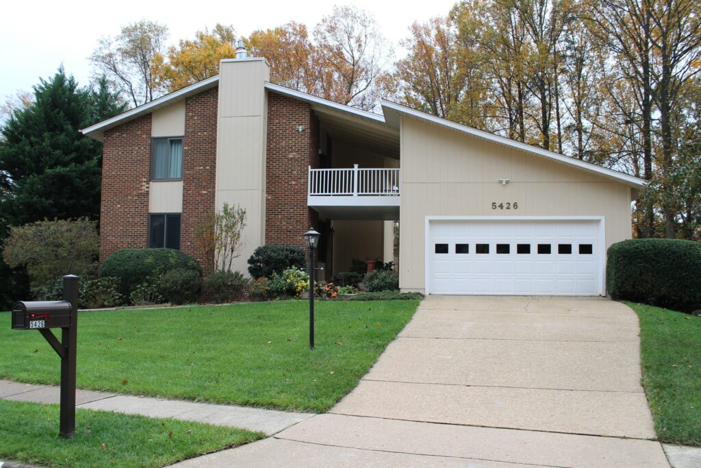 Vinyl siding project by Sunshine Contracting on a Northern Virginia home (photo 33)