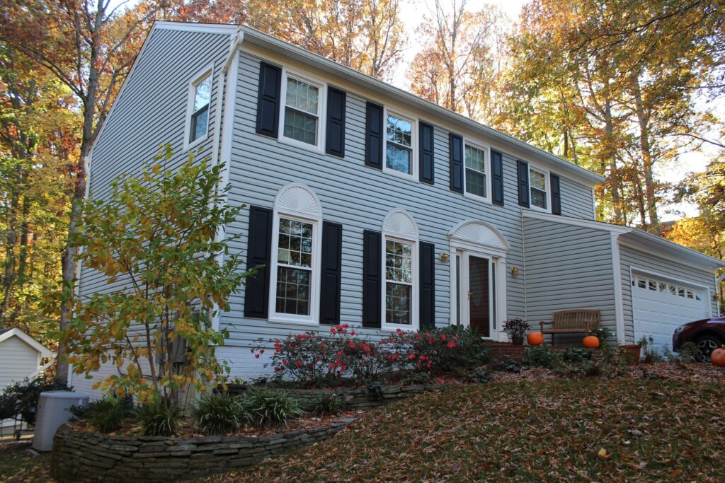 Vinyl siding project by Sunshine Contracting on a Northern Virginia home (photo 32)