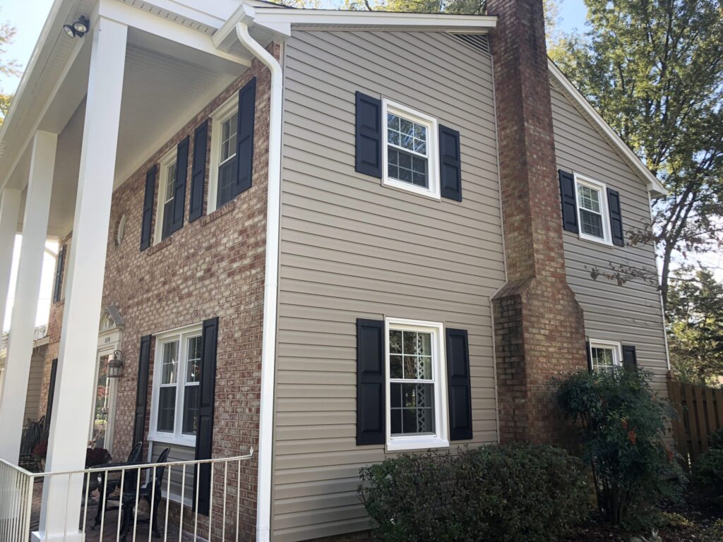 Vinyl siding project by Sunshine Contracting on a Northern Virginia home (photo 8)
