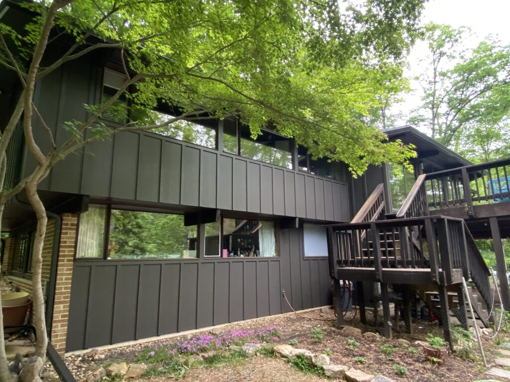 Exterior remodeling project by Sunshine Contracting on a Northern Virginia home (photo 4)
