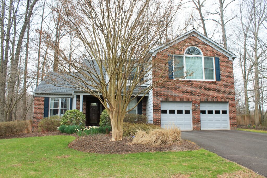 Architectural shingle roofing project by Sunshine Contracting on a Northern Virginia home (photo 23)