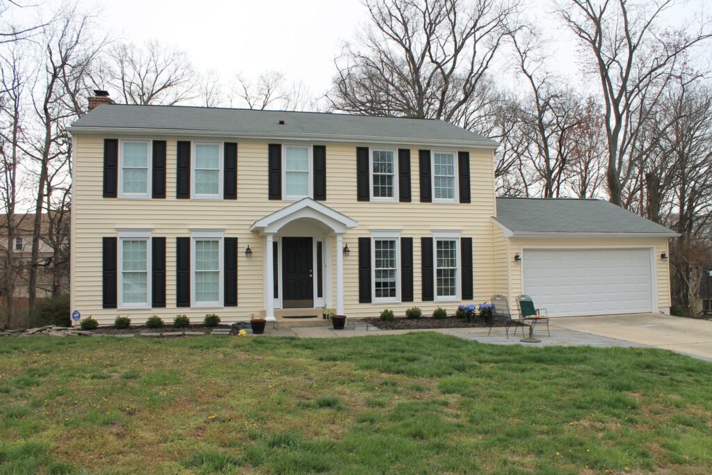 Vinyl siding project by Sunshine Contracting on a Northern Virginia home (photo 24)