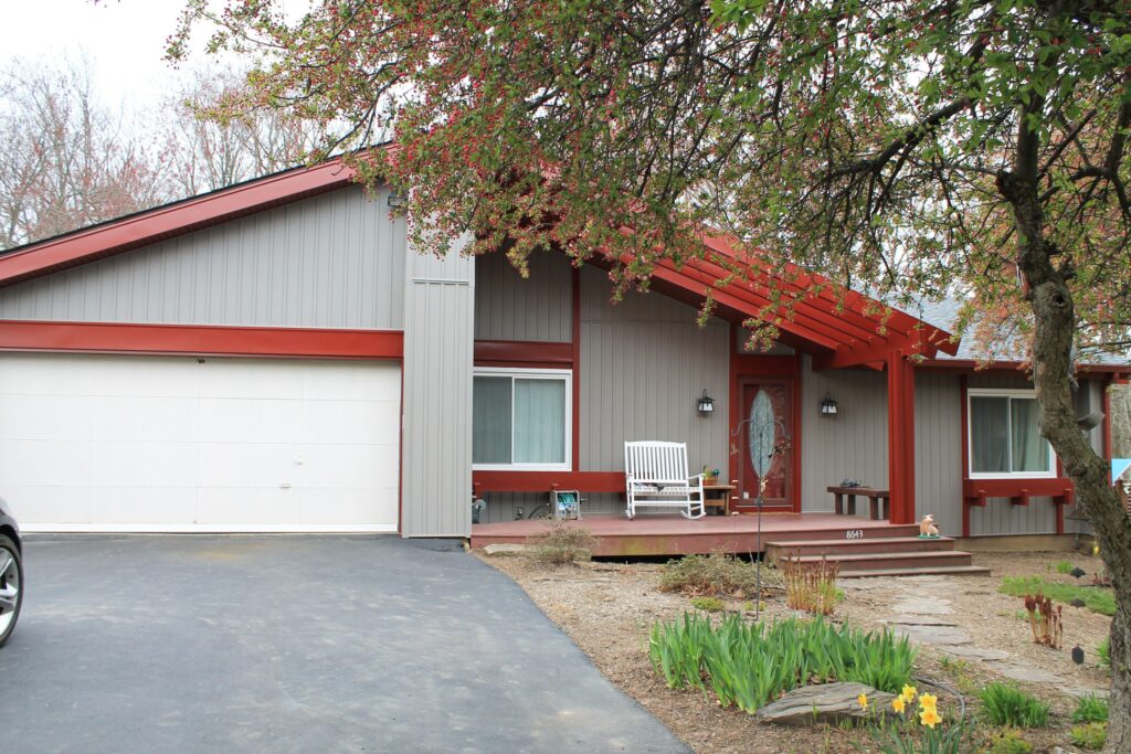 Vinyl siding project by Sunshine Contracting on a Northern Virginia home (photo 25)