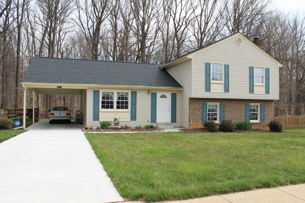 Vinyl siding project by Sunshine Contracting on a Northern Virginia home (photo 26)