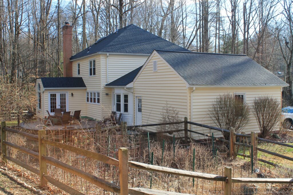 Vinyl siding project by Sunshine Contracting on a Northern Virginia home (photo 28)