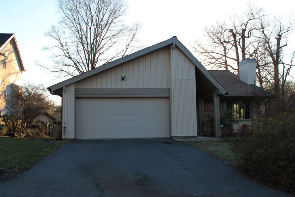 Vinyl siding project by Sunshine Contracting on a Northern Virginia home (photo 29)
