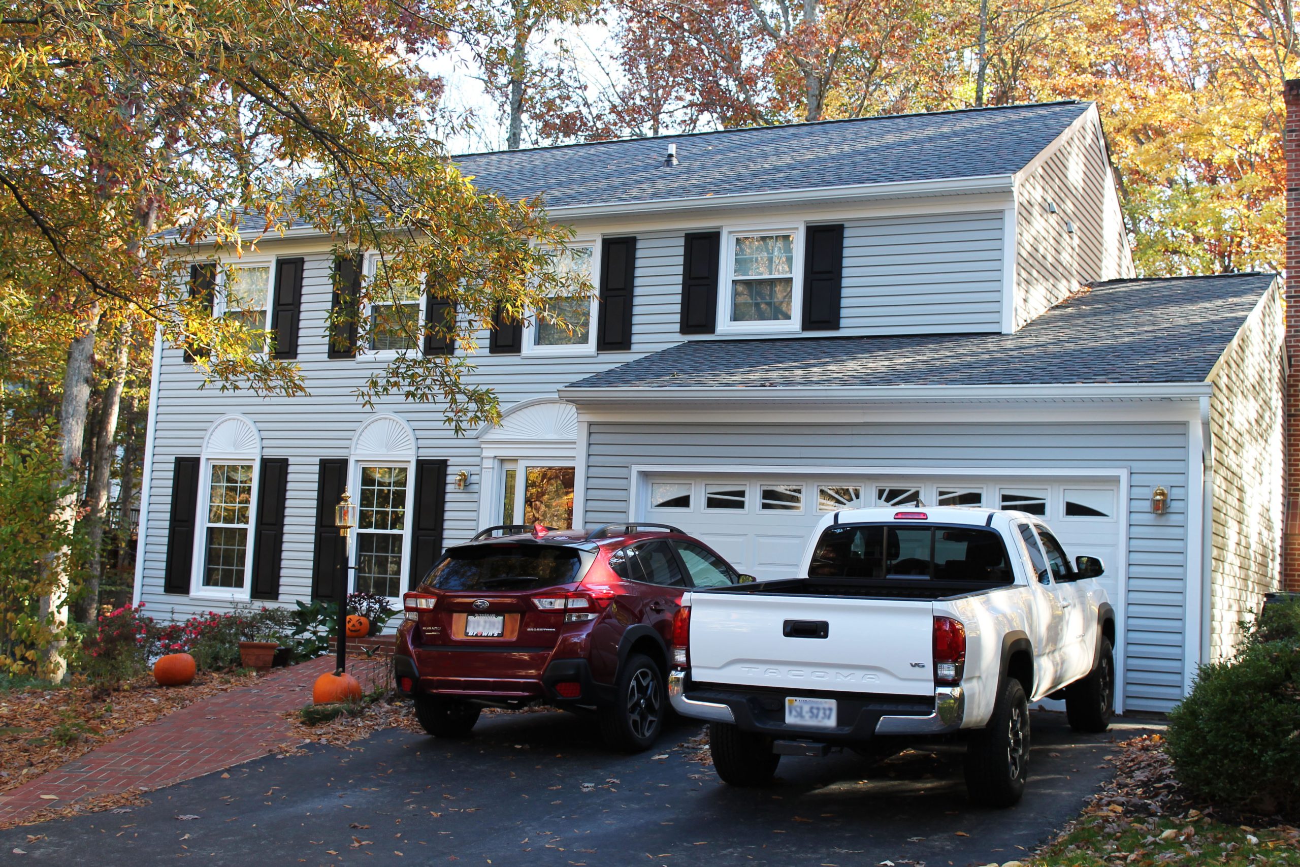 Architectural asphalt shingle roof in Williamsburg Slate installed by Sunshine Contracting