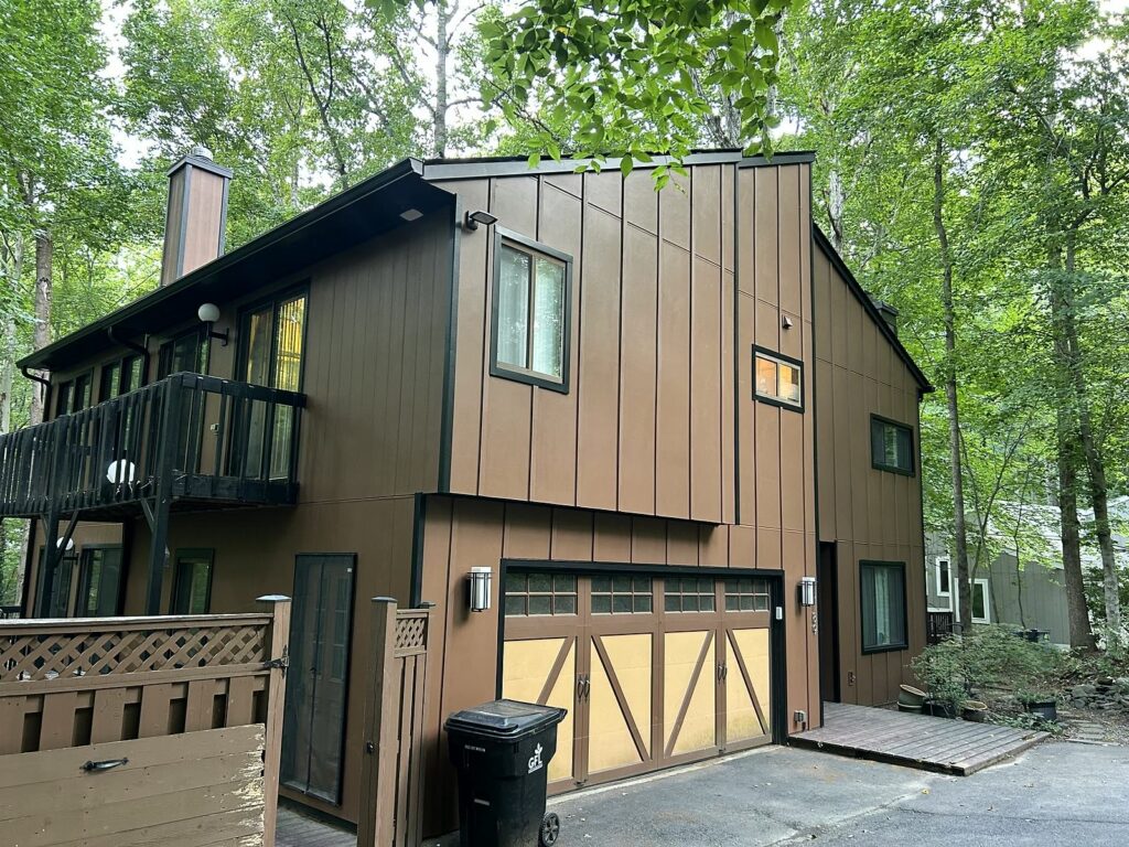 Side view of the completed siding, trim and gutter replacement in Manassas, VA