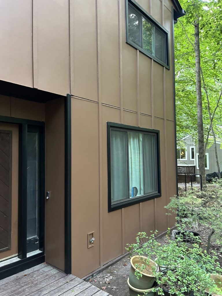 Side wall of a Manassas, VA home in James Hardie vertical panel siding