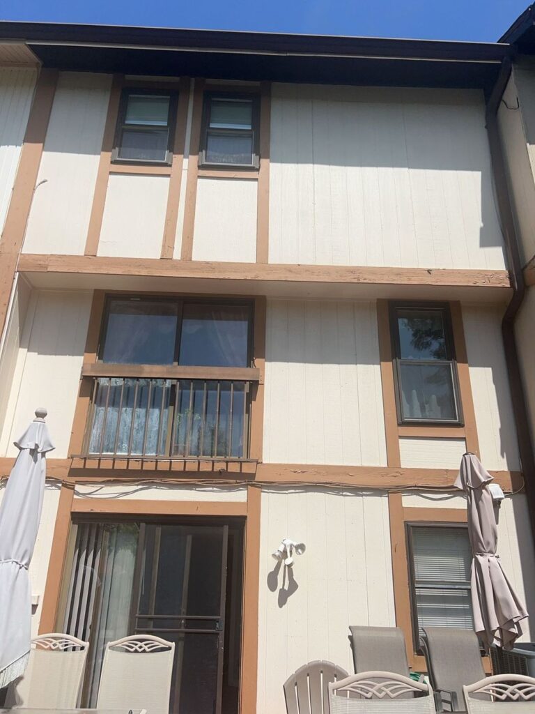 Back of a Burke, VA townhouse before siding replacement