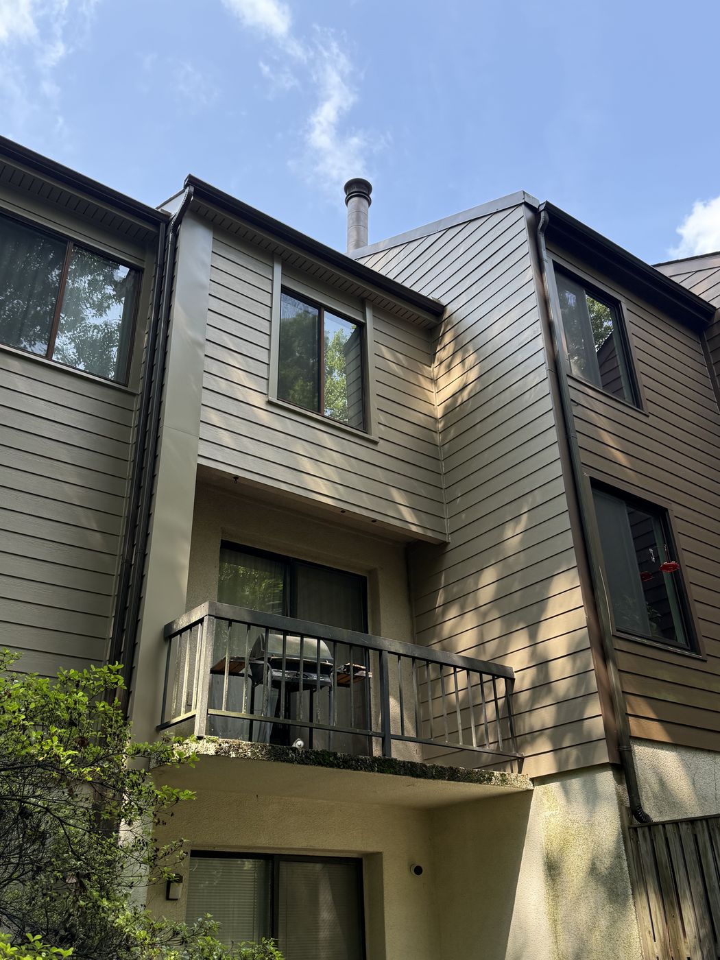 Rear of a Reston, VA townhouse with new James Hardie lap siding