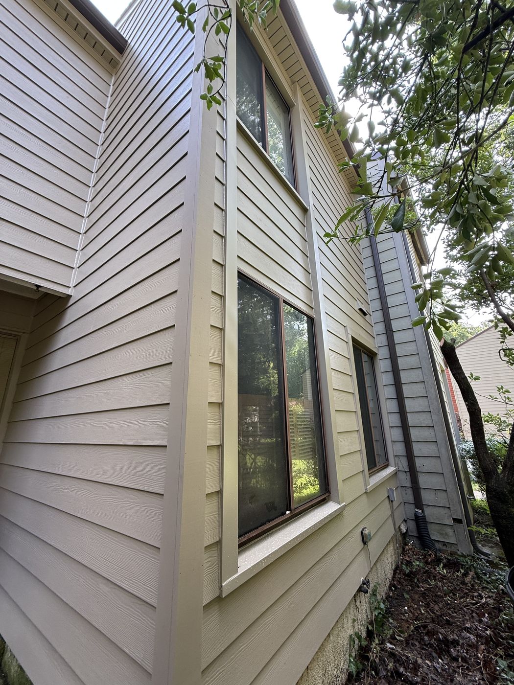 New James Hardie siding beside a neighboring home’s older siding in Reston, VA